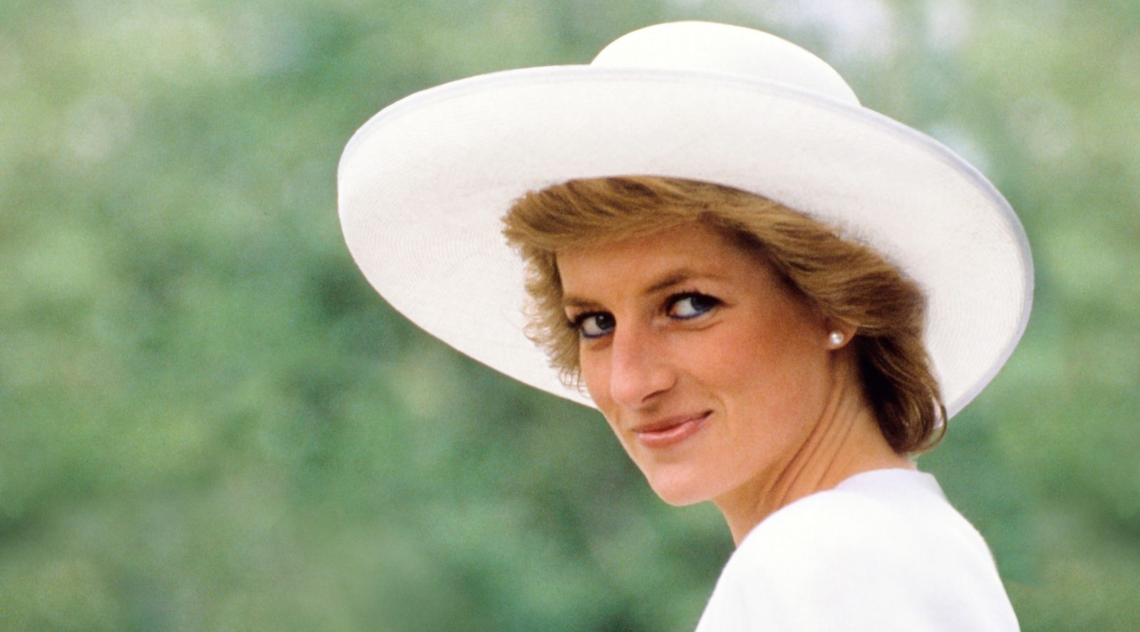 Los dupes del perfume favorito de Lady Di que ofrecen un aroma elegante a un precio mucho más accesible.