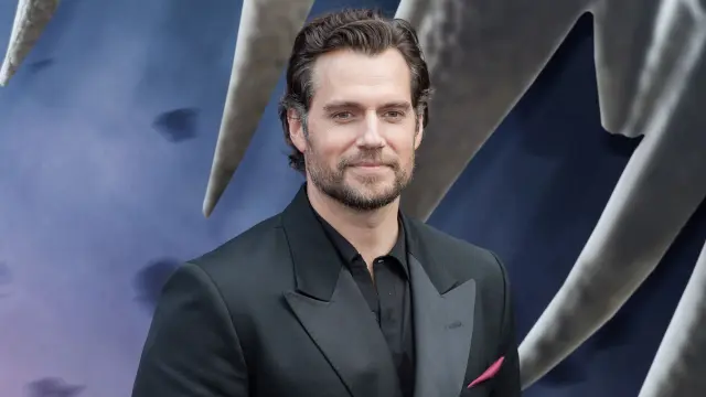 Henry Cavill reaparece con un cambio físico y en redes sociales bromean con que hasta Superman tiene fecha de caducidad.