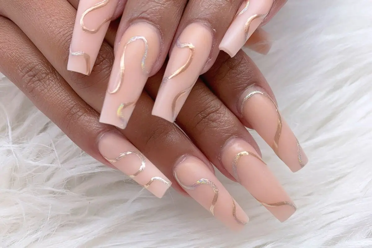 Guía para elegir el color de uñas perfecto para piel morena clara
