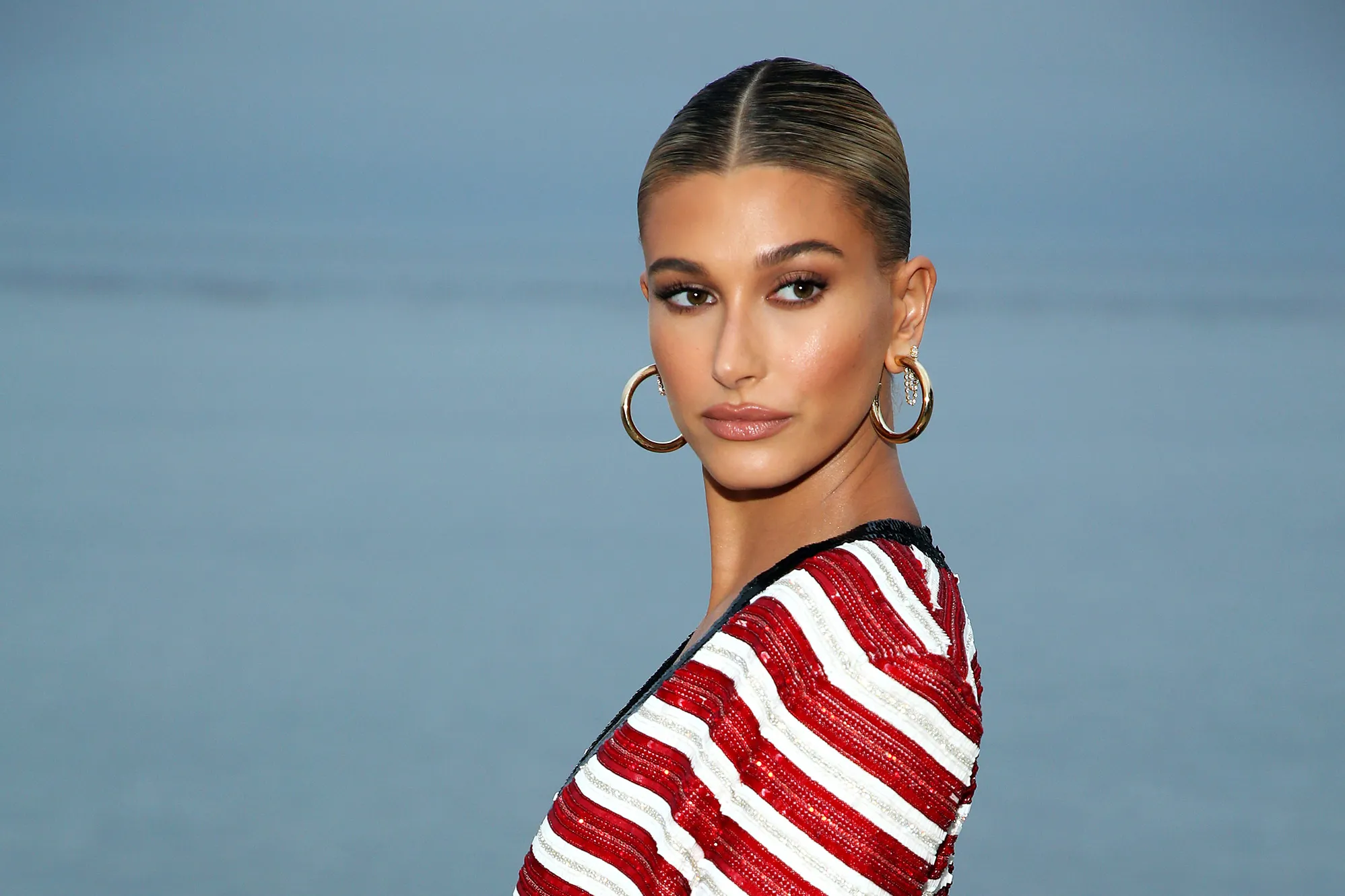 El verdadero secreto detrás del éxito de Hailey Bieber como “it girl” podría ser más complejo de lo que muchos imaginan.