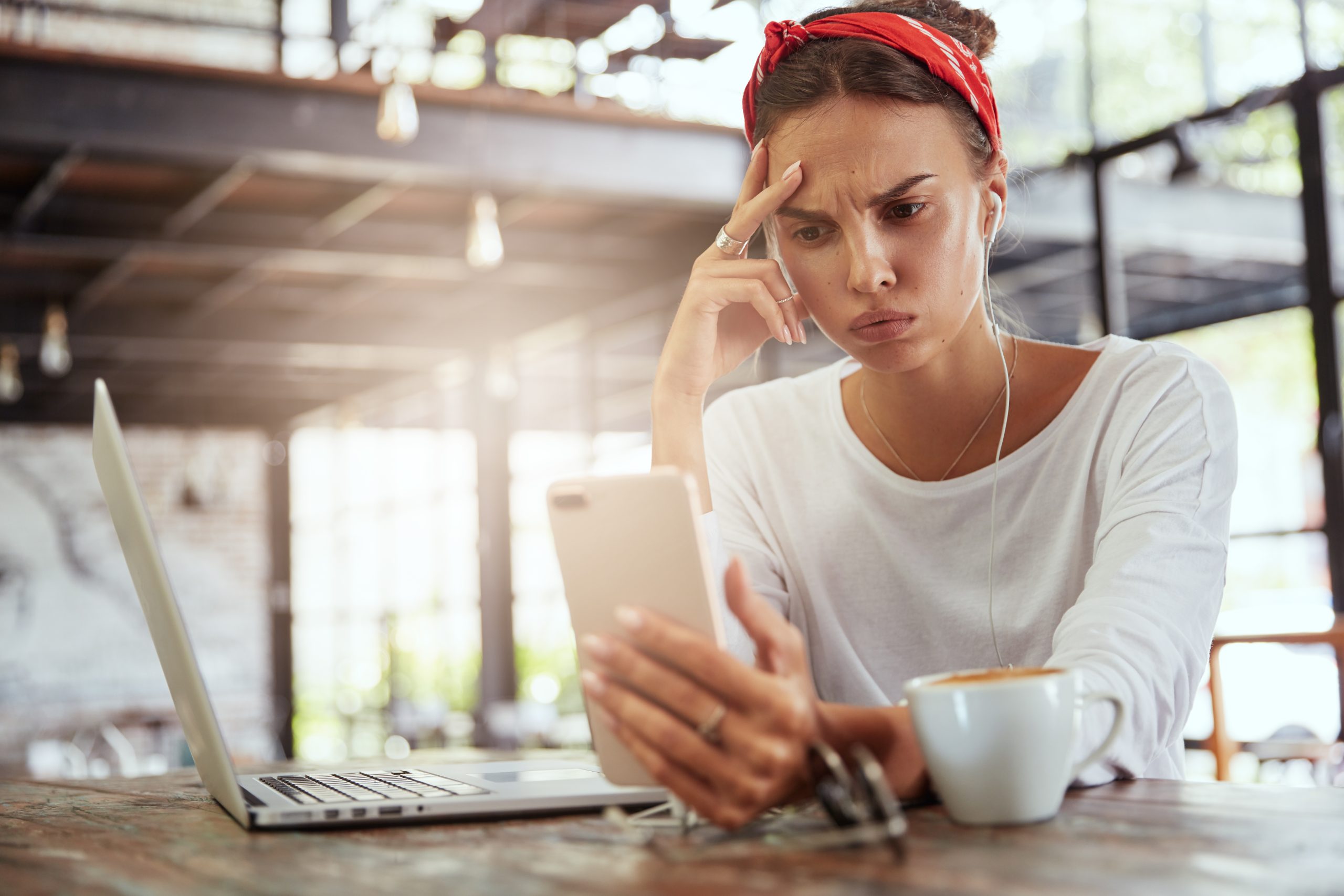 Desconectarse del mundo digital: ¿moda saludable o lujo imposible?