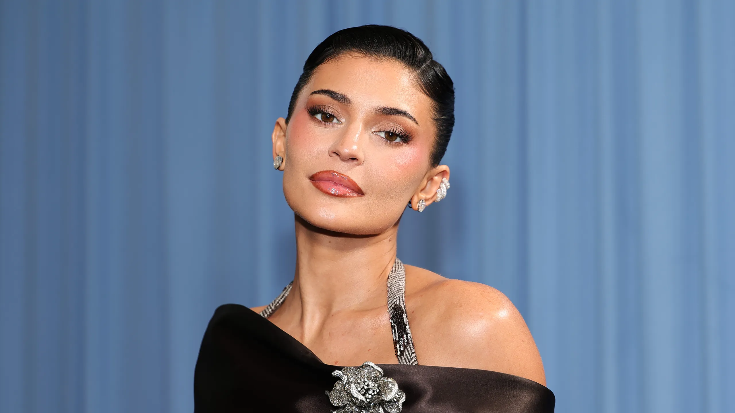 Kylie Jenner comparte su método favorito para mantener la piel más firme y uniforme.