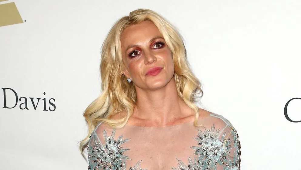 Britney Spears vuelve a llamar la atención con un cambio de look que evoca sus años dorados.