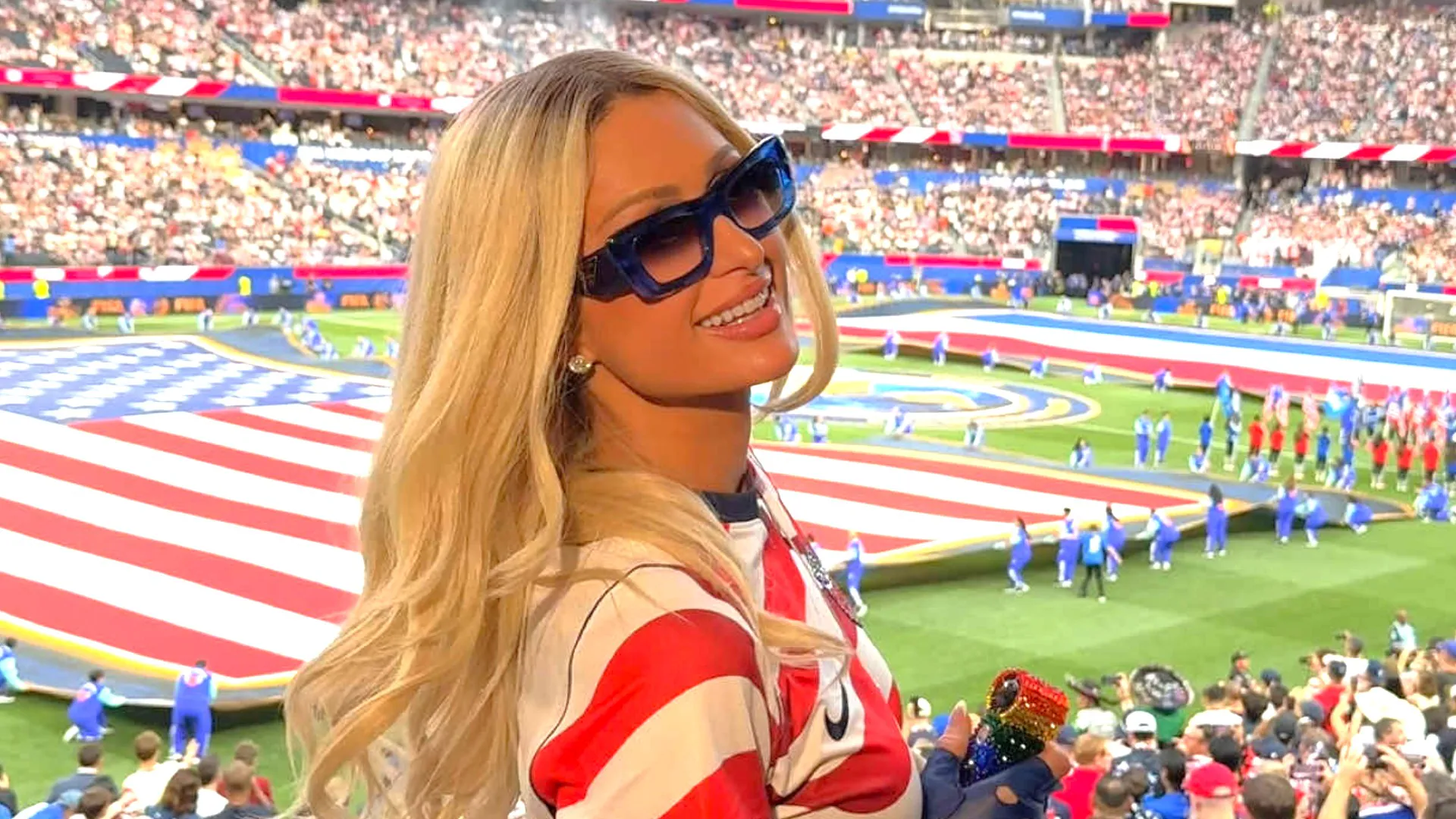 Paris Hilton conquista el campo con un coordinado look familiar de inspiración deportiva.