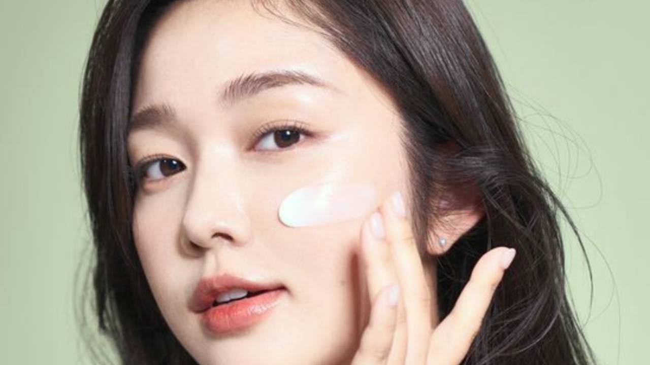 El secreto de belleza coreano para una piel más joven: la doble limpieza facial y cómo realizarla.