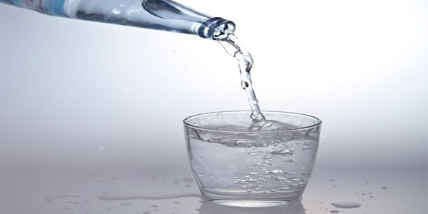 ¿Te gustan las burbujas? Pros y contras del agua mineral