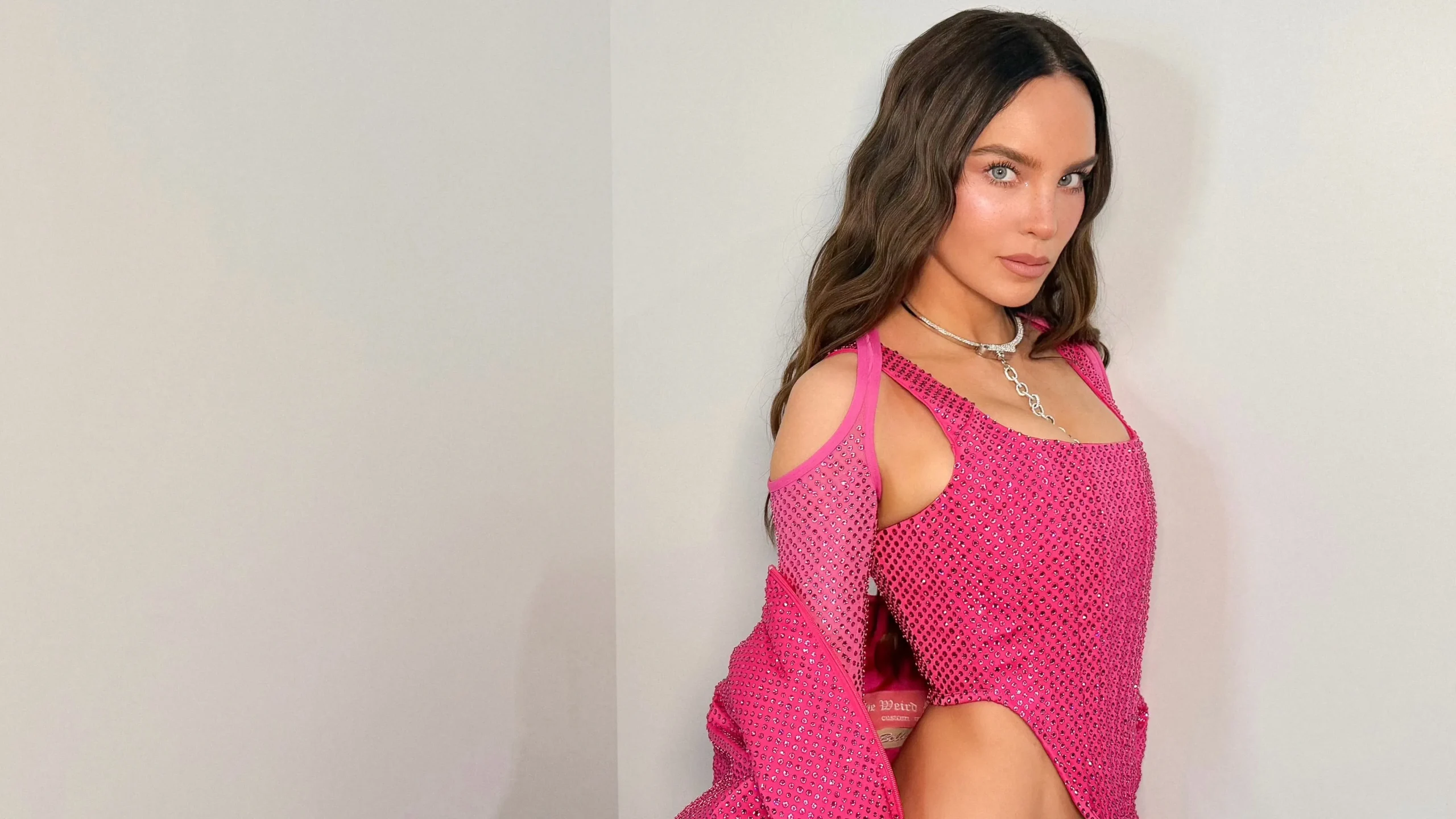 Belinda luce la tendencia de uñas del verano durante la inauguración de la fiesta futbolera mexicana.