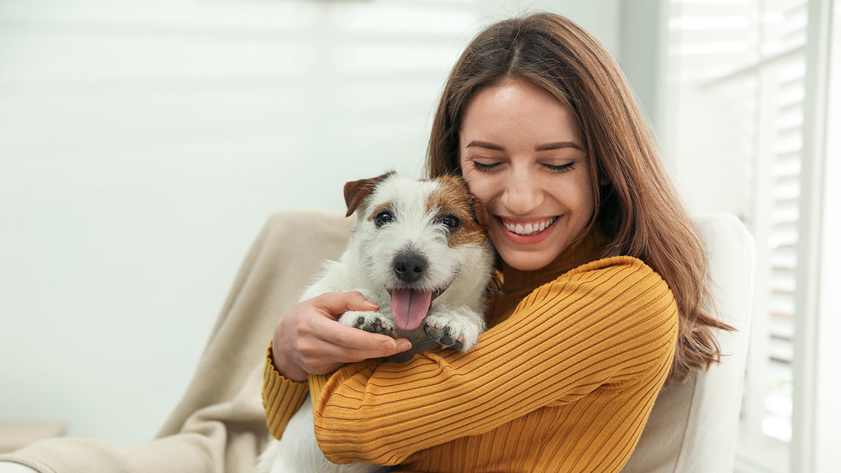 ¿A los perros les gusta que los abracen? Lo que realmente sienten al contacto físico