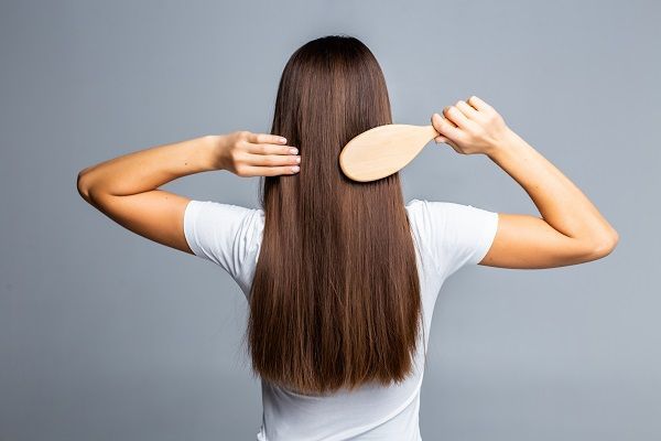 4 errores al sujetarte el cabello que lo dañan sin que lo notes