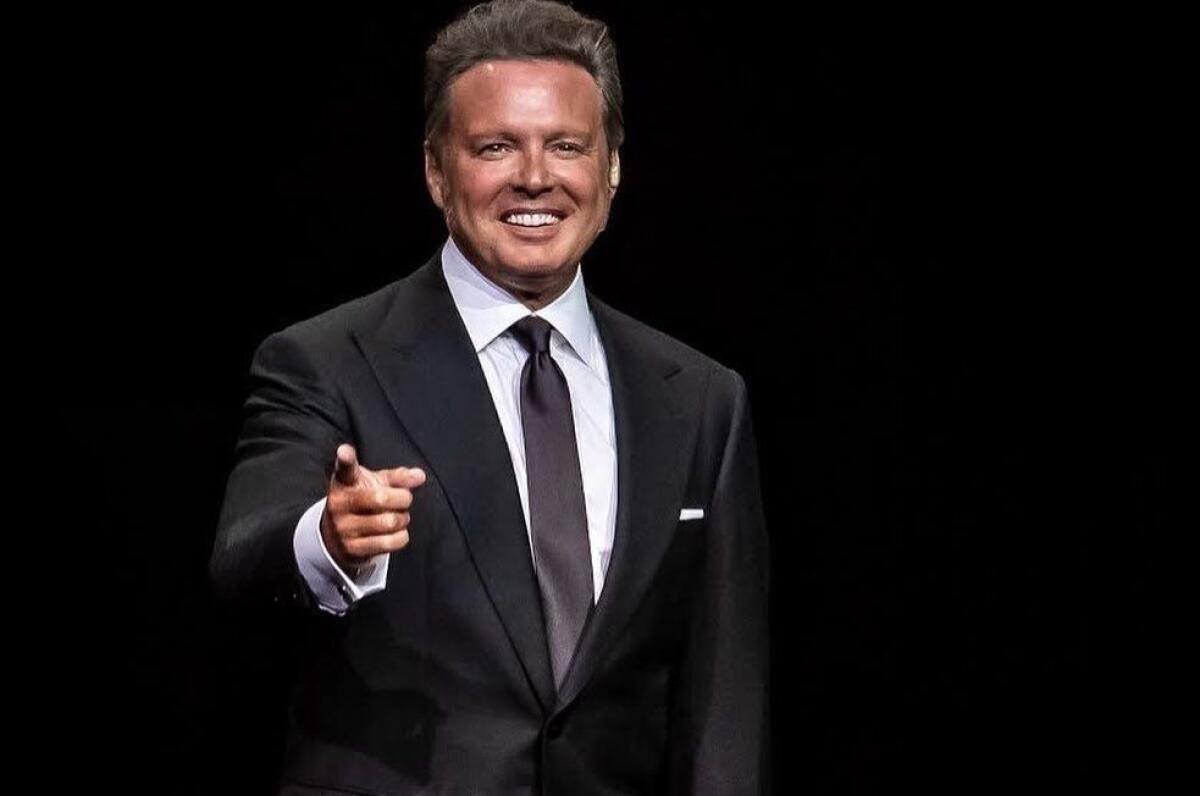 Informan que Luis Miguel habría sido hospitalizado tras someterse a una presunta cirugía.