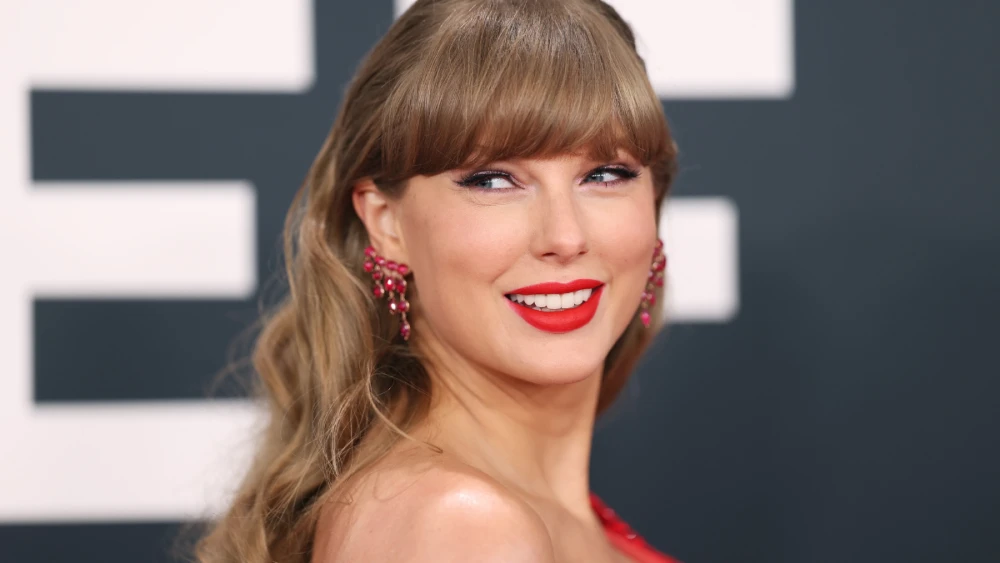 Taylor Swift sorprende con un vestido inspirado en Bo Peep, el personaje de Toy Story, durante la gala de Toy Story 5.