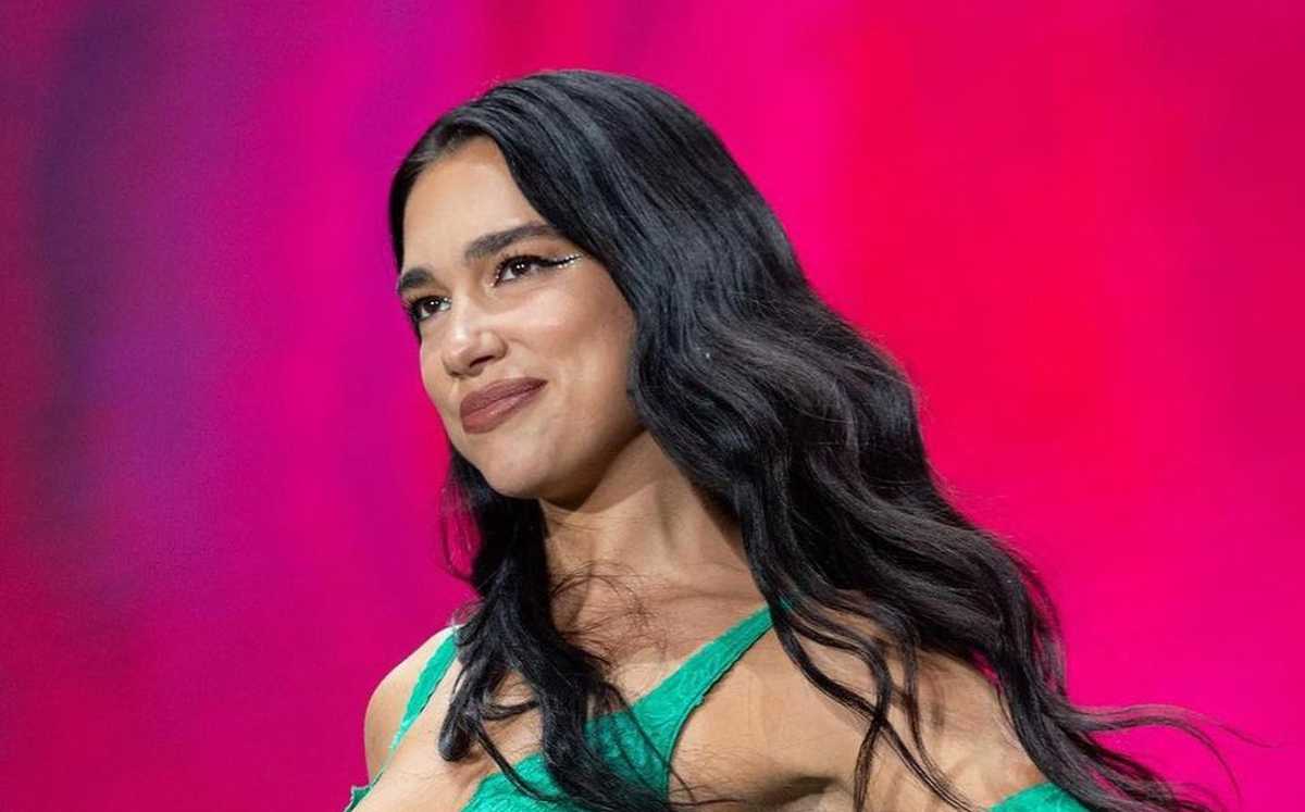 Dua Lipa inaugura una biblioteca en Oporto con obras que promueven el pensamiento crítico y la libertad de expresión.