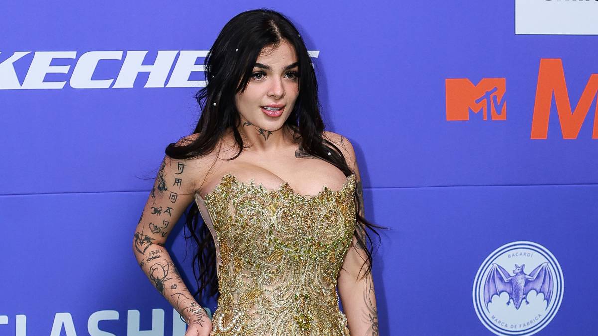 Karely Ruiz muestra el resultado de su cirugía de busto y responde a las críticas.