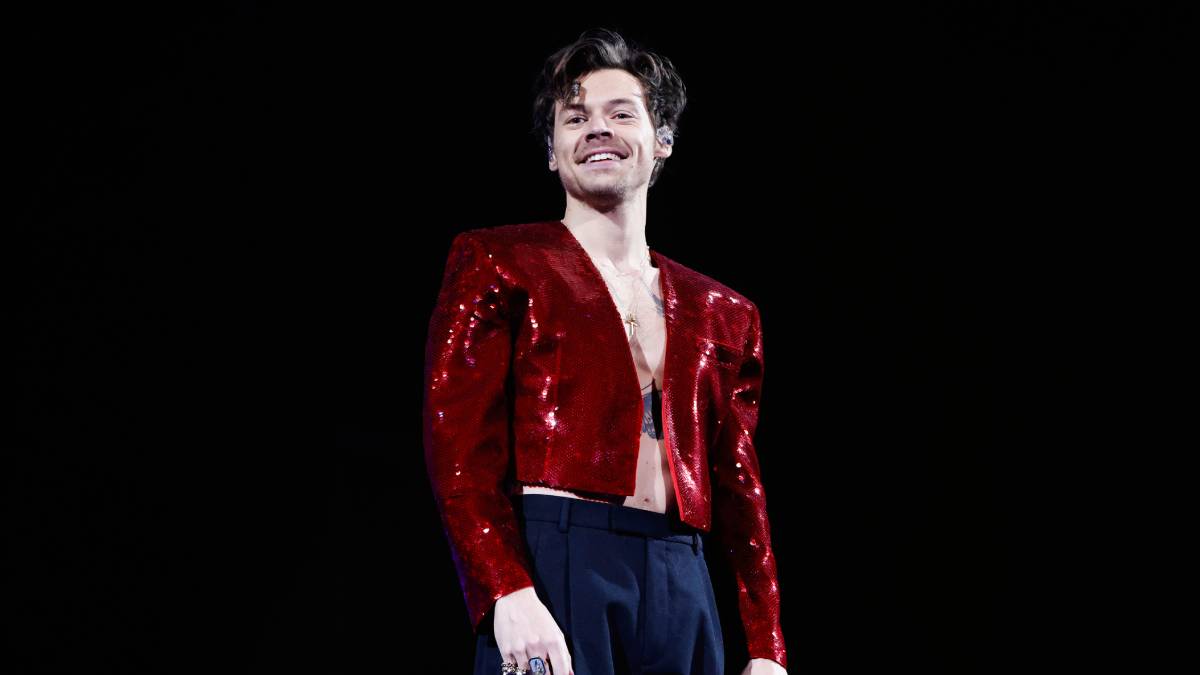 Harry Styles sufre un incidente en el escenario tras atragantarse con agua y se desploma momentáneamente.