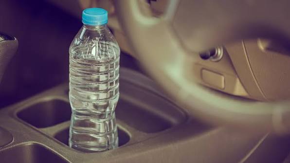 La botella de agua que dejas en el coche podría estar generando cambios en tu organismo de los que no eres consciente.
