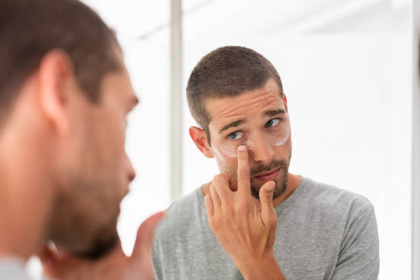 Cómo aplicar crema para el contorno de ojos en 3 pasos, según dermatólogos