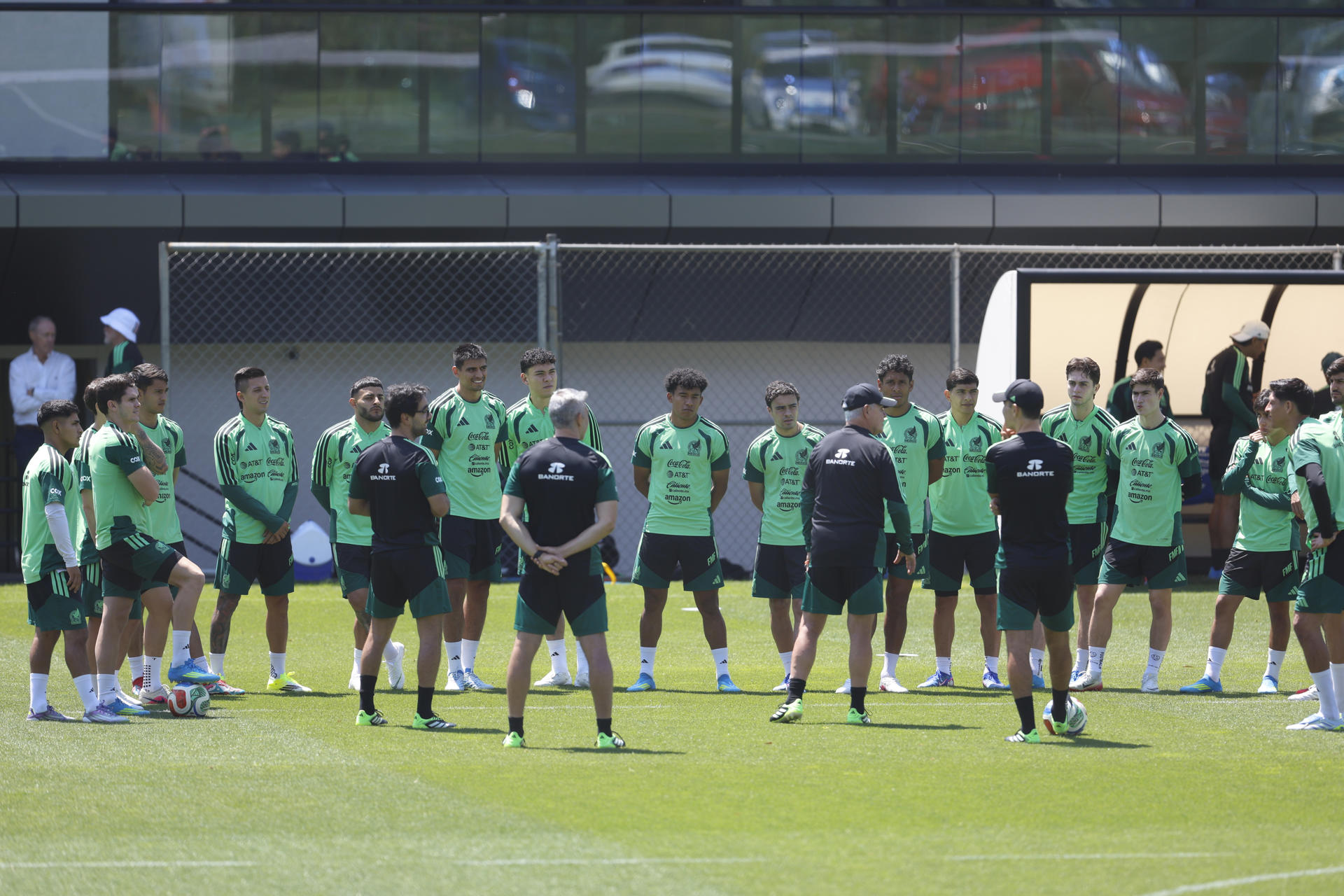 Javier Aguirre alista modificaciones en el once de México para enfrentar a Ecuador.