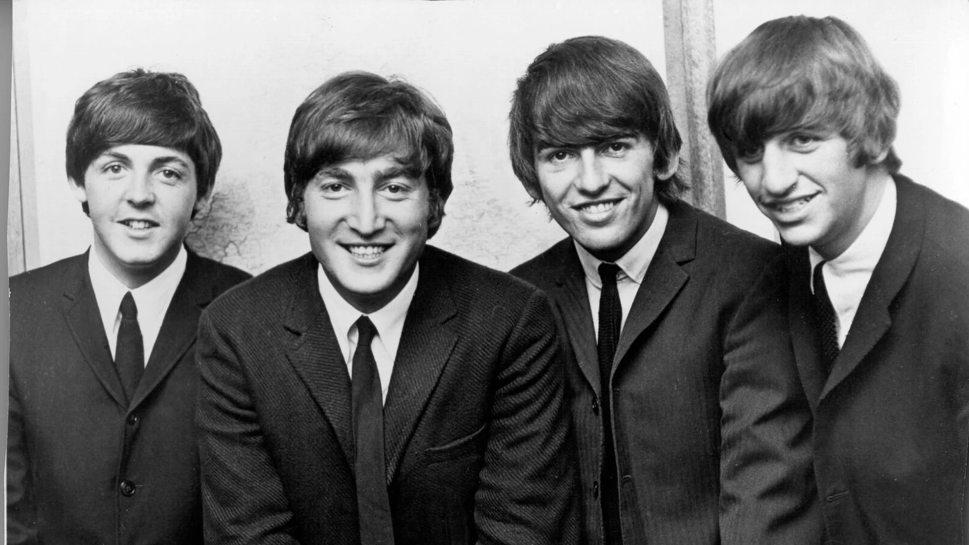 Ringo Starr celebra su cumpleaños 86 rodeado de su esposa y reconocidas figuras del espectáculo.