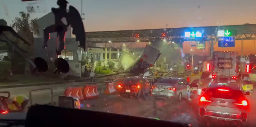 Tráiler impacta varios vehículos y se estrella contra la caseta de Zinapécuaro en la autopista México-Guadalajara.