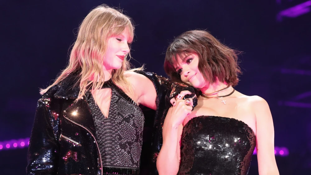 Selena Gomez deslumbra con un sofisticado vestido negro en la cena previa a la boda de Taylor Swift y Travis Kelce.