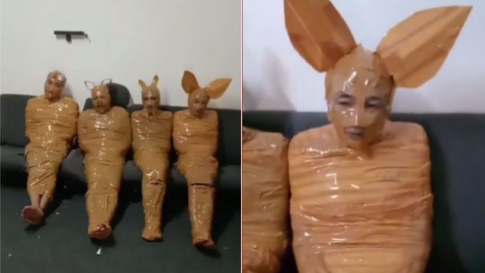 Capturan a presuntos ladrones y los obligan a disfrazarse como castigo en Indonesia. VIDEO AQUI