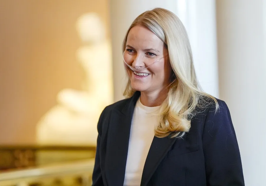 Mette-Marit reaparece en público para celebrar el histórico triunfo de Noruega