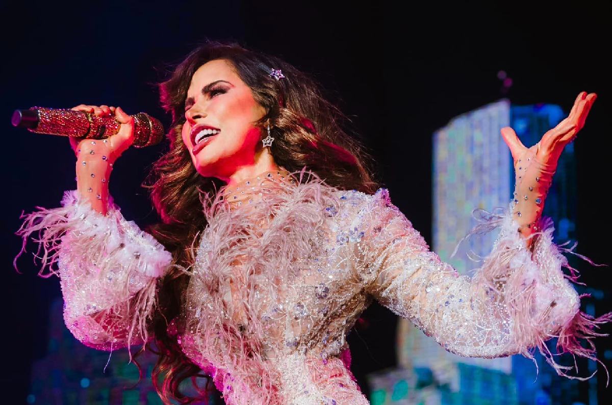 Gloria Trevi sufre caída durante concierto; así fue el momento