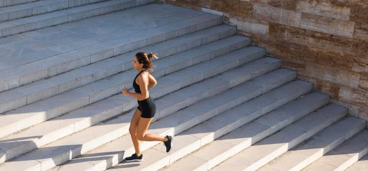 Subir escaleras durante un minuto mejora la coordinación y el ánimo