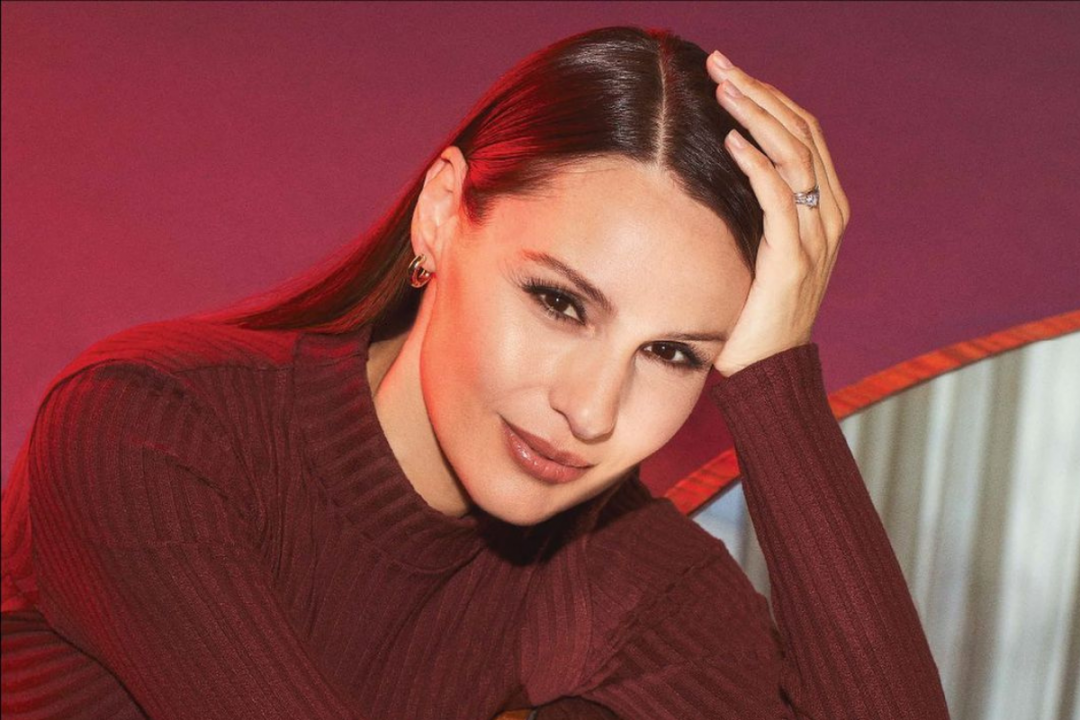 Pampita deslumbra con una propuesta de lunares, volumen y sofisticación