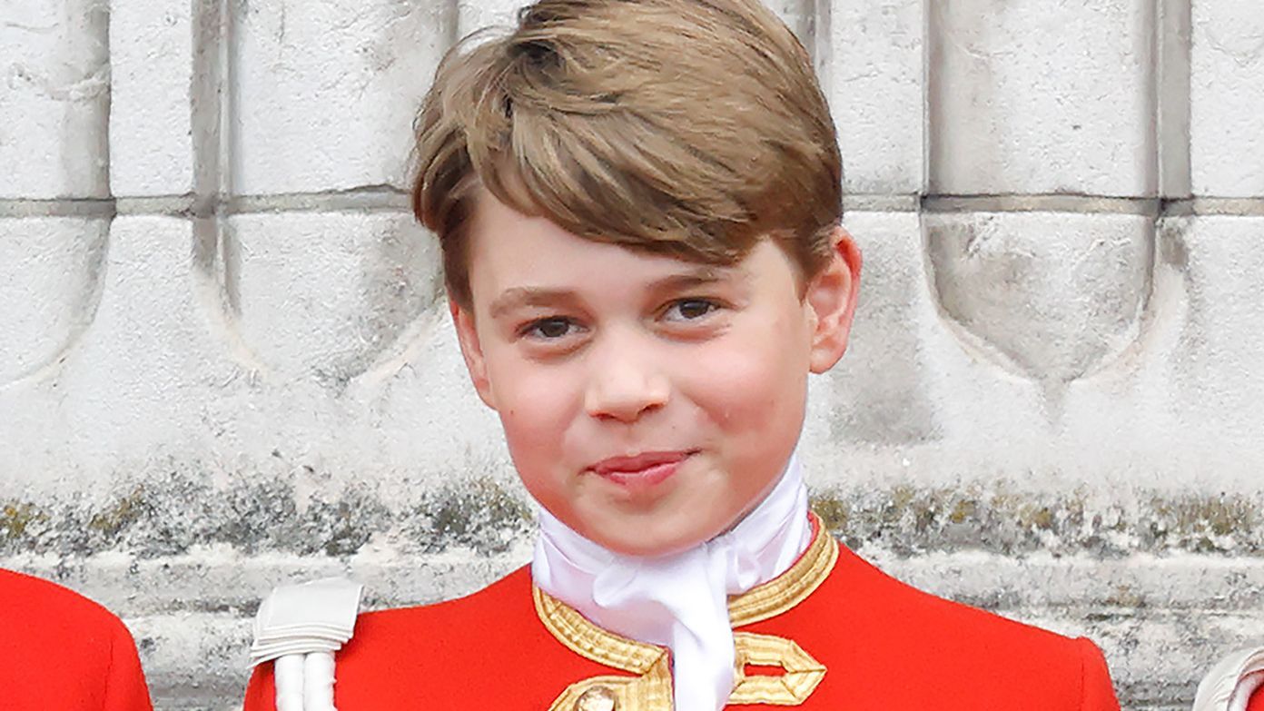 El príncipe George comienza su vida en Eton acompañado por sus padres en este importante momento.
