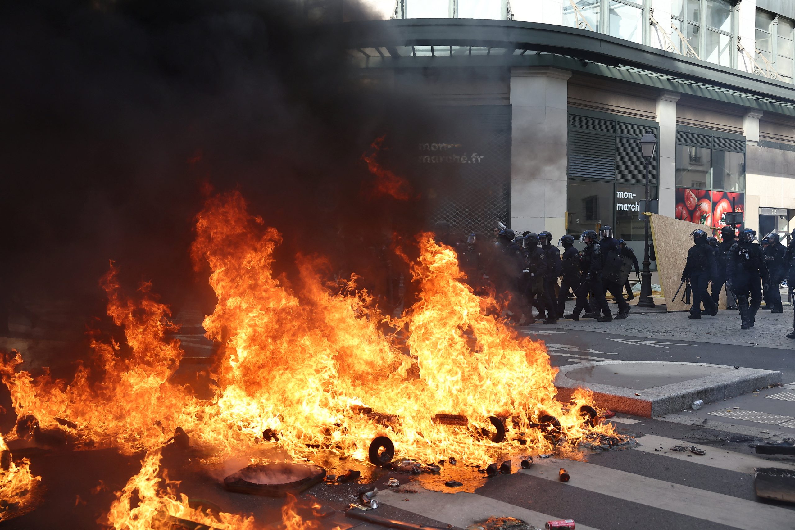 Francia en tensión: las impactantes imágenes de los saqueos y disturbios que conmocionaron al país