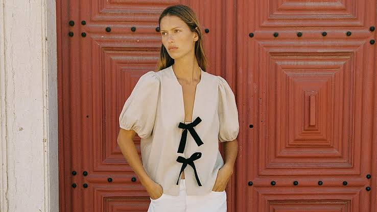 Camisas con lazo: la tendencia elegante de Zara y Mango que puedes llevar este otoño e invierno