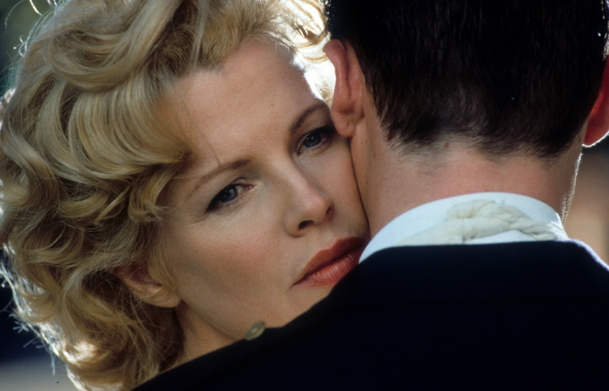 Russell Crowe recuerda una escena de su película con Kim Basinger en 1997: “El guion indicaba que debía tocarle la pierna”