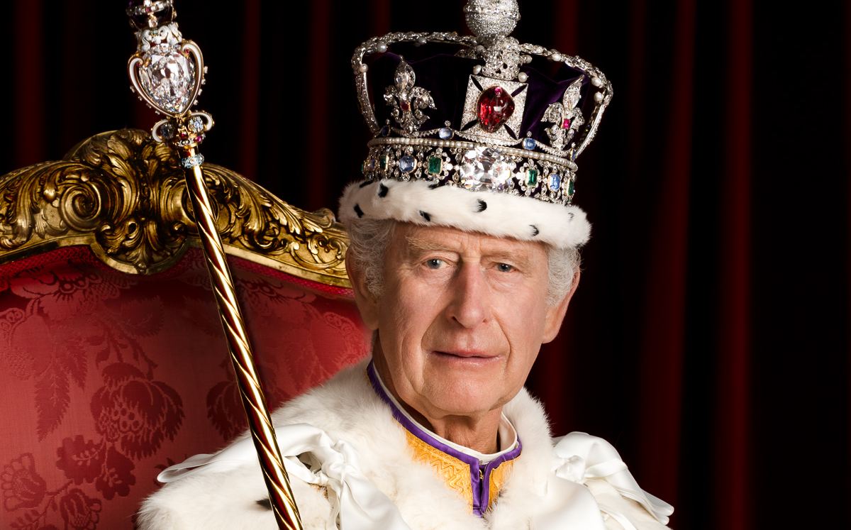 El rey Carlos III sorprende al sumarse a una tradicional fiesta callejera en Bahamas