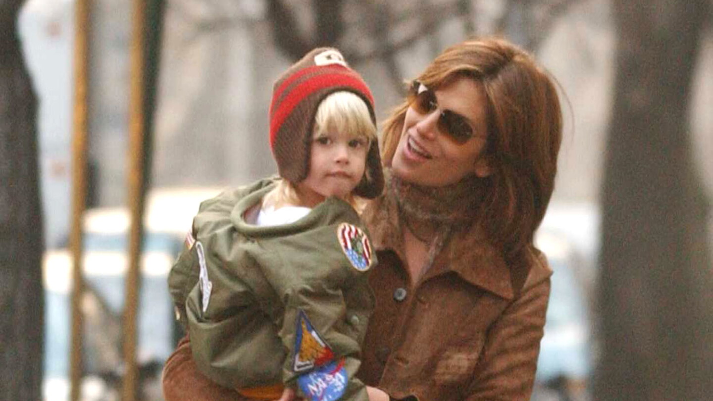 Cindy Crawford dedica un emotivo mensaje a su hijo Presley Gerber tras los rumores sobre su fallecimiento