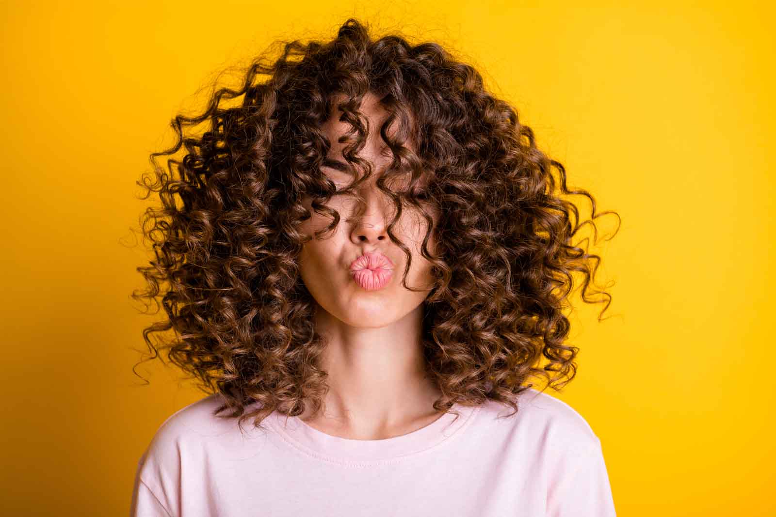 El secreto para unos rizos definidos por más tiempo: la crema económica que conquista a las chicas curly