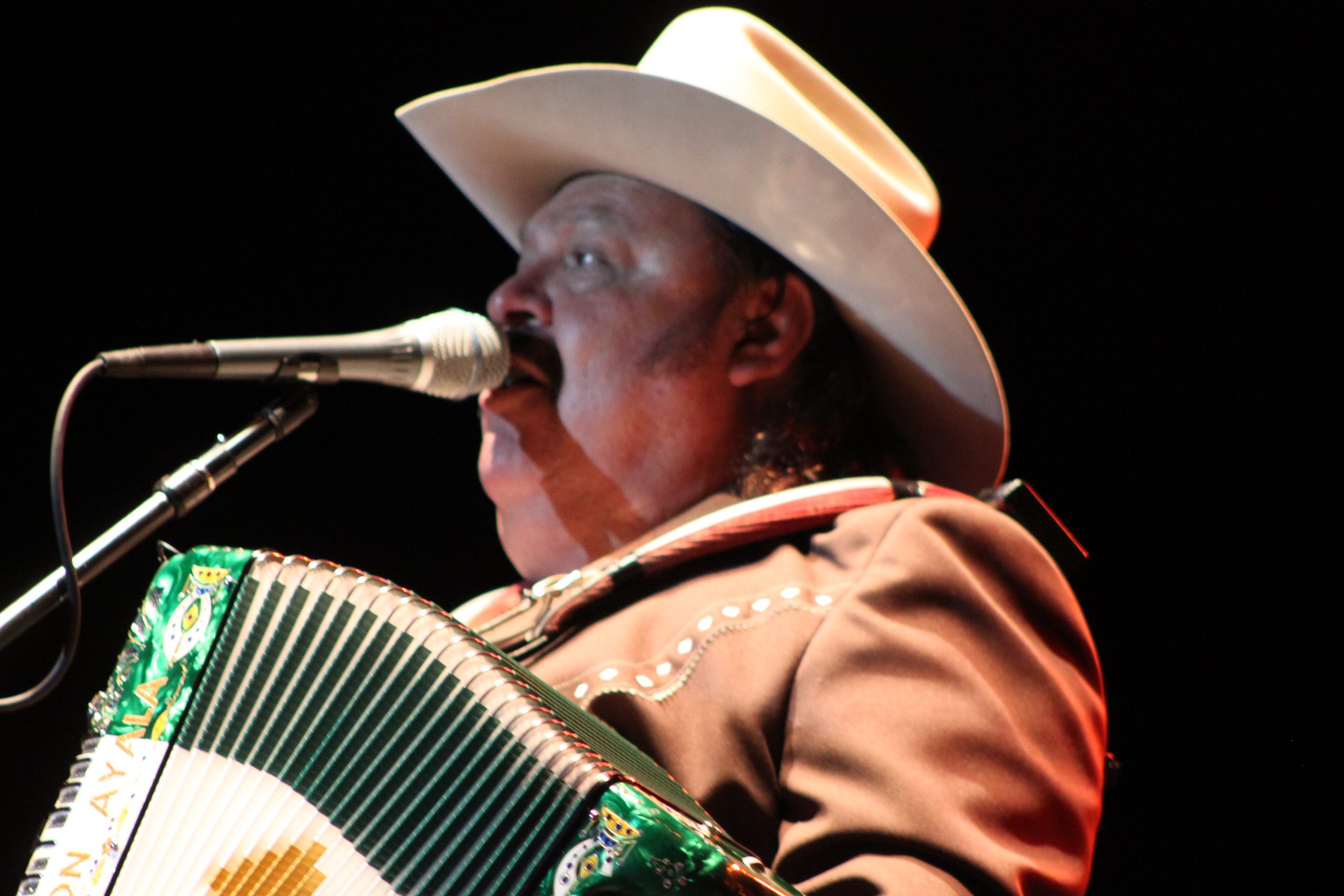 Polémica en el concierto de Ramón Ayala: desalojan el recinto mientras el cantante es retirado en silla de ruedas