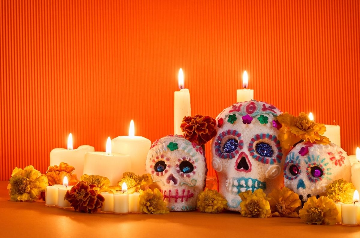5 adornos imperdibles para llenar tu hogar de magia y tradición este Día de Muertos 💀🌼🏵️