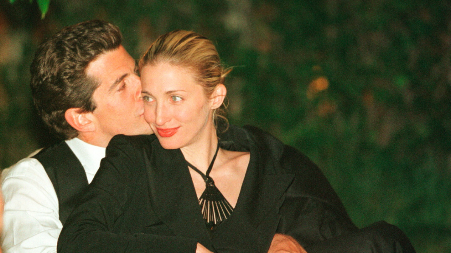 El enigmático anillo de compromiso de Carolyn Bessette: el vínculo que lo conecta con Jackie Kennedy
